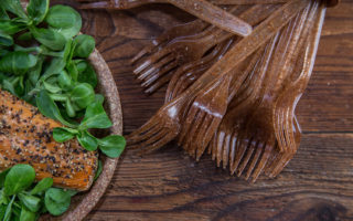 Edible plates made from wheat bran to replace disposable tableware