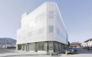 A flexible façade consisting of 1,500 plastic baskets
