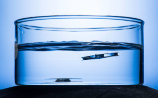 Superhydrophobic material inspired by spiders and ants