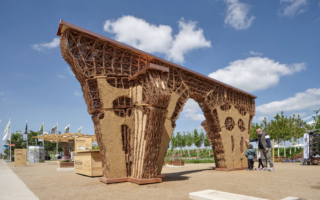 A hybrid structure made of willow and earth